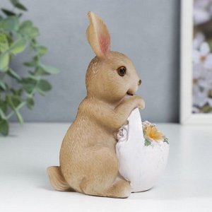 Сувенир полистоун "Крольчонок с корзинкой из скорлупы с цветами" 12х6,5х8,5 см