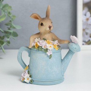 Фигурка полистоун «Крольчонок в леечкой с цветами», 13x6.5x11.5 см
