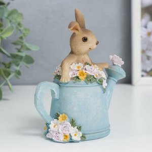 Фигурка полистоун «Крольчонок в леечкой с цветами», 13x6.5x11.5 см
