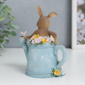 Фигурка полистоун «Крольчонок в леечкой с цветами», 13x6.5x11.5 см
