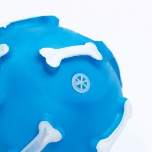 Игрушка пищащая "Шар с косточками"для собак, 8 см, синяя