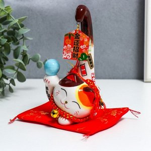 Фигурка керамика «Манэки-нэко с шариком и подвеской», 9x7x15.5 см