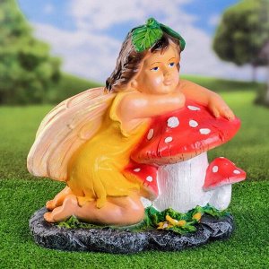 Садовая фигура "Девочка с крылышками сидит у грибов" 40х40см