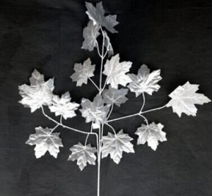 Ветка Клена крупный лист 55-65 см цвет серебро, пластик