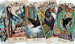 Таро Ворон «Таро Ворон», предлагает вместе с этими мистическими и мудрыми птицами пролететь сквозь завесу тайны и соединиться с нашими интуитивными силами. Искусно выполненные 78 карт сочетаются с тра