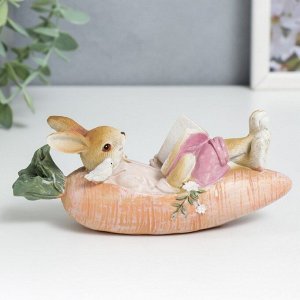 Фигурка полистоун «Кролик читают книгу в морковке лодке, с птичкой», 6x5x14.5 см