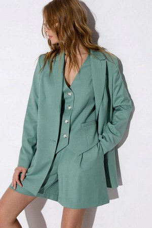 Костюм Костюм Pirs 3865 серо-зеленый 
Состав: Вискоза-68%; ПЭ-30%; Эластан-2%;
Сезон: Осень-Зима
Рост: 164

Текстильный костюм-двойка из трапециевидного жакета свободного покроя и высоких шорт. Детал