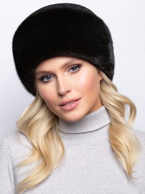 Шапка Невероятно стильная и роскошная  зимняя комбинированная  женская норковая шапка базовой формы. Идеальное сочетание благородного высококачественного меха норки с именной  итальянской жаккардовой 