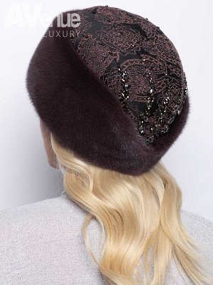 Шапка Стильная зимняя комбинированная  женская норковая шапка базовой формы. Идеальное сочетание благородного высококачественного меха норки с итальянской жаккардовой тканью делает этот зимний головно