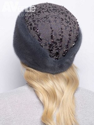 Шапка Стильная зимняя комбинированная  женская норковая шапка базовой формы. Идеальное сочетание благородного высококачественного меха норки с итальянской жаккардовой тканью делает этот зимний головно