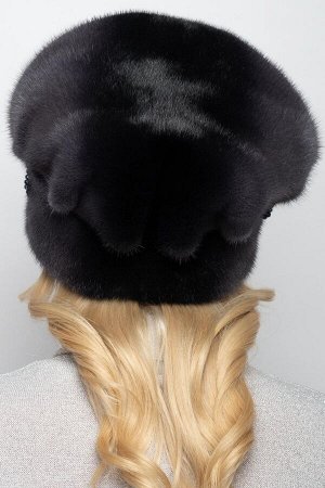 Шапка Стильная зимняя женская норковая шапка мягкой формы. Оригинальная конструкция с росшивом в лицевой и складками в затылочной зоне придаёт визуальный объём и выигрышный силуэт этому головному убор