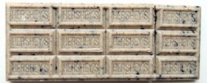 Шоколад белый с печеньем Hershey`s Cookies N Creme Bar /  Хершис ванильный шоколад с печеньем 40 гр