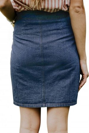 Синяя джинсовая юбка на пуговицах и с двумя накладными карманами спереди