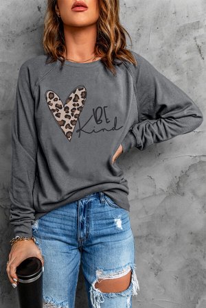 Серый свитшот с леопардовым принтом сердечко и надписью: Be Kind