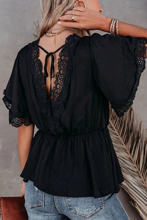 Черная приталенная блуза с V-образным вырезом и кружевной отделкой
