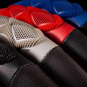 Оплётка руля CarPerformance, экокожа, две объемные вставки с массажным эффектом, гладкая комбинированная основа чёрн./красный, разм.S,