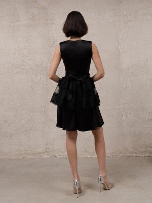 Платье черное длины мини с кружевом на юбке и плечах