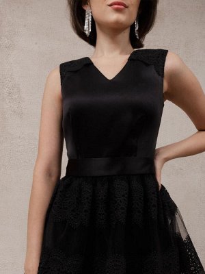 Платье черное длины мини с кружевом на юбке и плечах