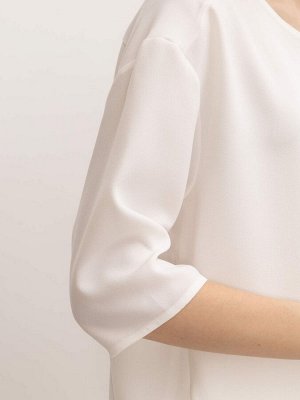 B2600/rize Изящная оверсайз блузка нежного молочного оттенка. Модель с удлинённой спинкой, которую можно носить в заправку с брюками или навыпуск с юбкой. Рельефная ткань содержит вискозу, поэтому изд