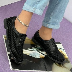 Лоферы Ботинки — популярный вид обуви, более удобная и короткая альтернатива сапогам. Подходят для разной одежды — брюк, платьев, юбок и шортов, сочетаются с неформальным и офисным стилем.
36-23см, 37