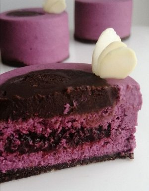 RAW-десерт Черная смородина с мармеладом и шоколадом»