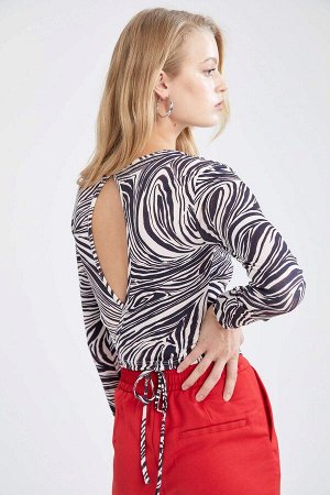 Облегающая укороченная блузка с круглым вырезом и принтом зебры, завязками на талии и детальной отделкой