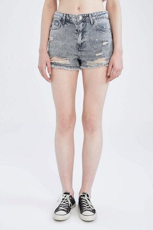 Рваные джинсовые шорты миди с высокой талией и деталями
