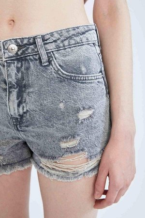 Рваные джинсовые шорты миди с высокой талией и деталями