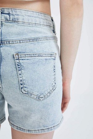 Потертые джинсовые шорты с нормальной талией