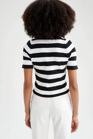 Приталенная трикотажная футболка в полоску с круглым вырезом и короткими рукавами