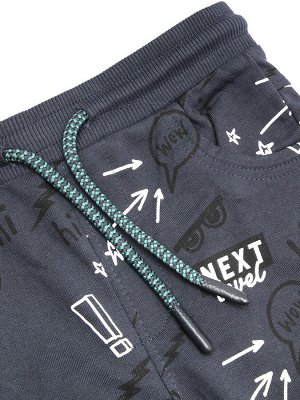 Брюки Темно-синие джоггеры для мальчика выполнены из натурального хлопкового полотна. Снизу на штанах расположены трикотажные манжеты, обеспечивающие лучшее прилегание к стопе ребенка. Мягкая широкая 