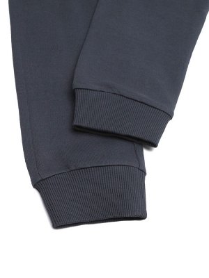 Брюки Спортивные штаны для мальчика с накладными карманами подходят для ежедневной носки. Брюки выполнены из натурального дышащего хлопкового полотна. Посередине одной из штанин расположен накладной к