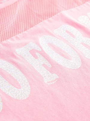 Футболка Укороченная футболка свободного кроя для девочки. На груди переливающаяся надпись "Go for it". Рукава с подворотами. Дизайн дополнен сетчатой вставкой. Благодаря качественному составу с высок