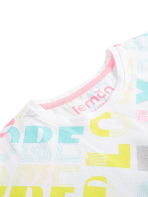 Футболка Укороченная футболка свободного кроя для девочки. Разноцветный сплошной принт составляет надпись "Explore". Модель выполнена из гипоаллергенного, воздухопроницаемого, приятного к телу и прост