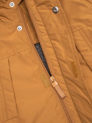 Куртка Оранжевая парка для мальчика с отделкой из искуственного меха подходит для долгих прогулок и зимних игр на свежем воздухе. По бокам куртки имеются 2 накладных кармана на кнопках. Светоотражающи