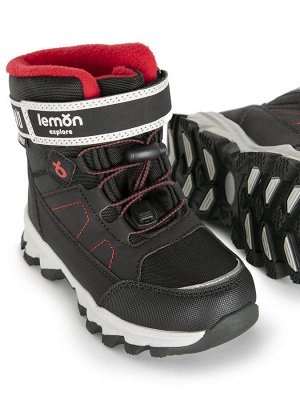 Ботинки Черные утепленные и непромокаемые демисезонные ботинки для мальчика подходят под любую верхнюю одежду. Высокая массивная подошва высоких зимних кроссовок обеспечивает дополнительную устойчивос