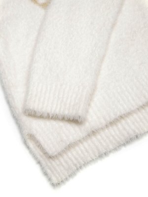 Свитер Белый пушистый свитер для девочки с округлой горловиной и принтом-мордочкой щенка-долматина подходит для ежедневной носки. Низ, рукава и горлавина джемпера для девочки обрамляют манжеты в мелки