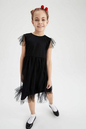 Платье Материал  Размеры модели: рост: 1,24 Надет размер: 7/8 лет Материал : полиэстер 100%