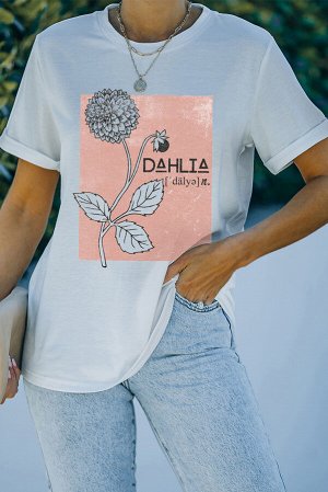 Белая футболка с розовым цветочным принтом и надписью: Dahlia