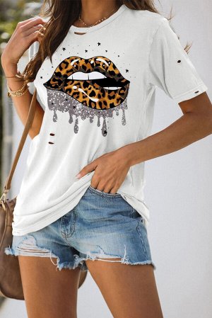 Белая футболка с дырками и леопардовым принтом губы