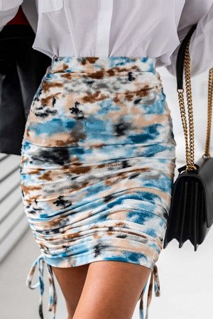 Голубая облегающая юбка с разноцветным красочным принтом