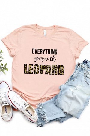 Розовая футболка с надписью: Everything Goes With Leopard