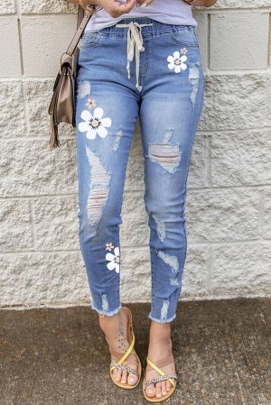 Голубые укороченные рваные джинсы с эластичной талией на шнуровке и цветочным принтом