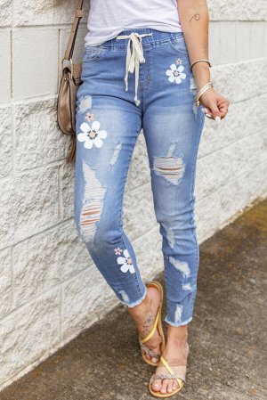 Голубые укороченные рваные джинсы с эластичной талией на шнуровке и цветочным принтом