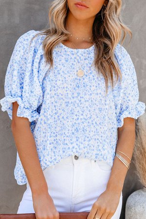 Голубая блуза с рюшами на рукавах и цветочным принтом