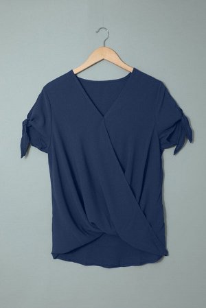 Синяя блуза с драпированным запахом и завязками на рукавах
