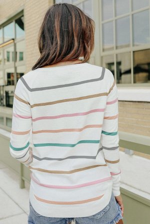 Белый свитер в разноцветную полоску