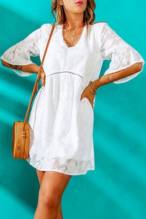 Белое свободное платье с V-образным вырезом с отделкой помпонами и и прозрачным текстурированным узором