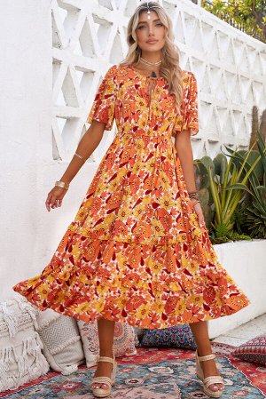 Оранжевое многоярусное платье с цветочным принтом