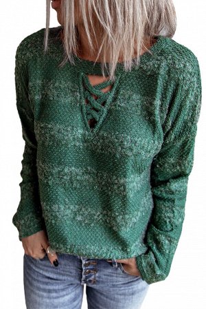 Зеленый полосатый свитер крупной вязки с треугольным перекрестным вырезом